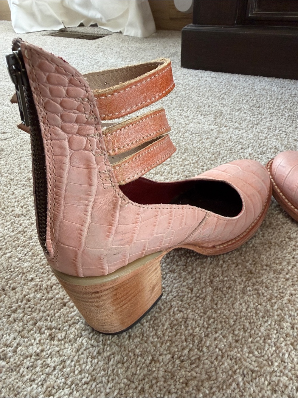 Freebird pink crocodile heeled with straps - Picture 5 of 8